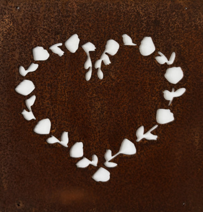 Bild av dekorativ hjärtskylt med blommönster i cortenstål