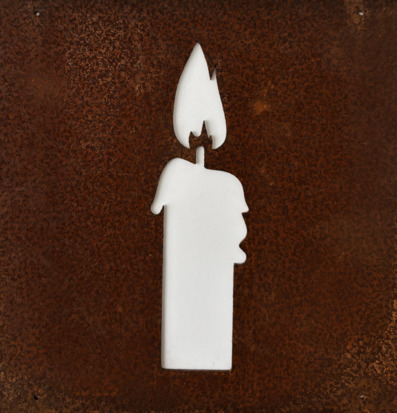 Bild av dekorativ skylt med ljusmotiv och rostig plåt