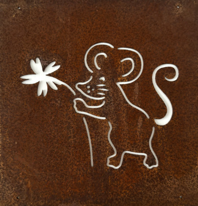 Bild av dekorativ skylt med mus och blomma i metall