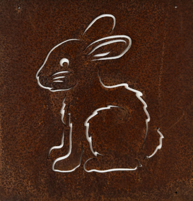 Bild av dekorativ kaninskylt i rustik metallfinish