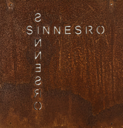 Bild av konstnärlig skylt med ordet SINNESRO i kors