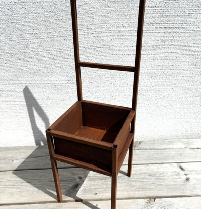 Bild av unik planteringstol med rustik och modern design