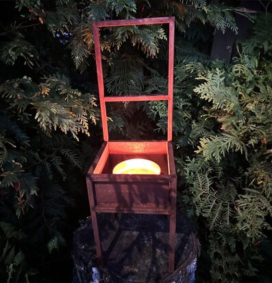 Bild av modern planteringstol med ljus och skylthållare