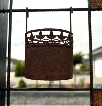 Bild av industriell ljuslykta med rustik design