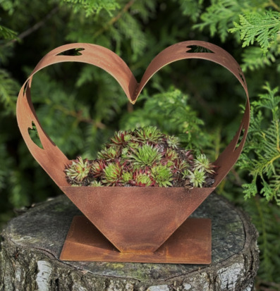 Bild av konstnärlig skulptur i harmoni med naturen