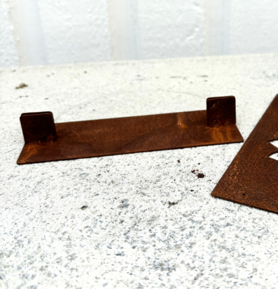 Bild av robust skylthållare i rostig metallfinish