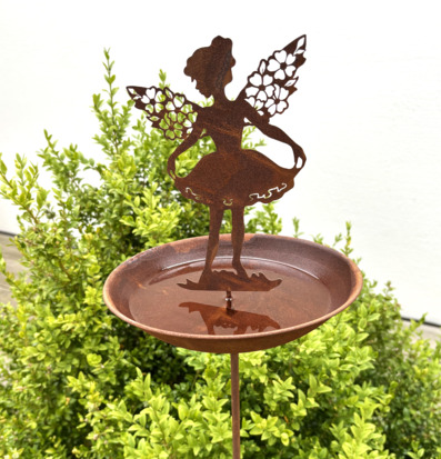 Bild av dekorativt fågelbad med dansande älva i trädgård