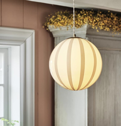 Bild av elegant taklampa i harmonisk inredning