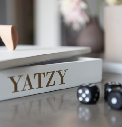 Bild av stilrent Yatzy-spel med träask och svarta tärningar