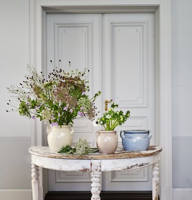 Bild av harmoniskt vardagsrum med keramik och rustikt träbord