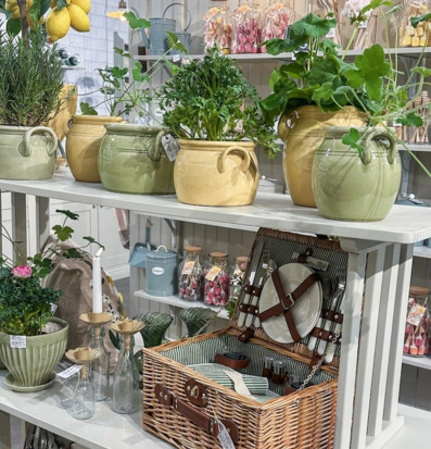 Bild av inspirerande butikshylla med dekoration och dukning