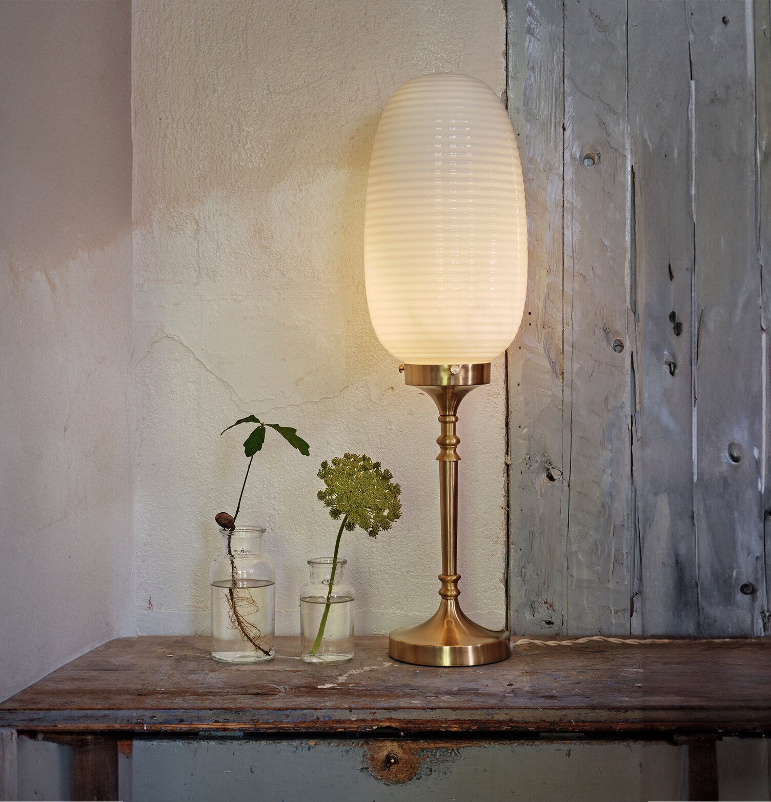 Bordslampa Evald Mässing/Opal Vit Strömshaga Lampor Taklampor Golvlampor Bordslampor LED-lampor Ledlampor Fönsterlampor Ljusslingor för dekoration