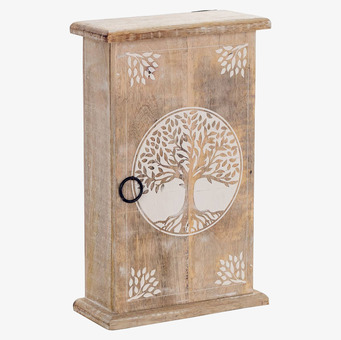 Bild på nyckelskåp i ljust trä med utskuret livsträd motiv