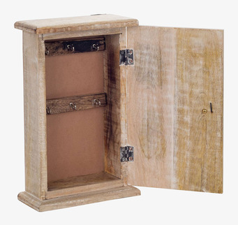 Bild på stilrent nyckelskåp i trä med öppen dörr och krokar