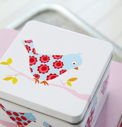 Bild av charmig vit box med fågelmotiv och blommor