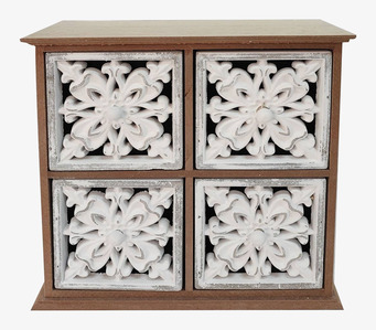 Bild av träskåp med snidade lådfronter och dekorativt mönster