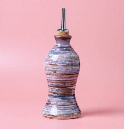 Bild av handgjord olivoljeflaska i keramik med färgade ränder