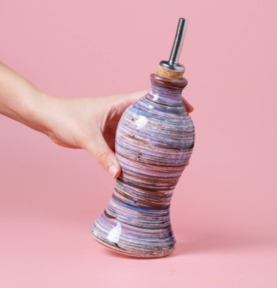 Bild av keramikflaska för olivolja i rosa och lavendel nyanser