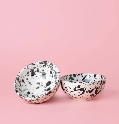 Bild på två små keramikskålar med svart stänkmönster