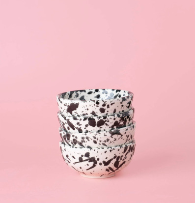 Bild på staplade keramikskålar med svartvitt galaxmönster