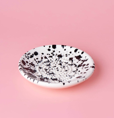 Bild av keramiskt rivjärn med svartvitt mönster och skålform