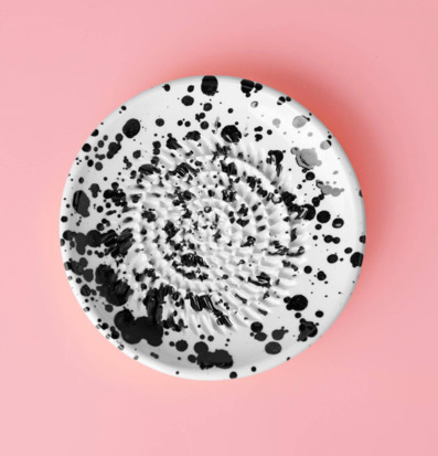 Bild av keramisk tallrik med svartvitt mönster och rivjärn
