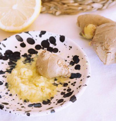 Bild på keramikskål med ingefära och citron i köksmiljö