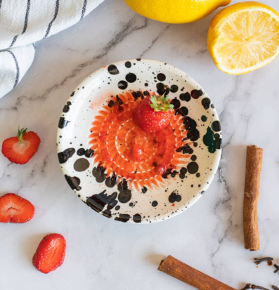 Bild på keramiskt rivjärn med jordgubbar citron och kryddor