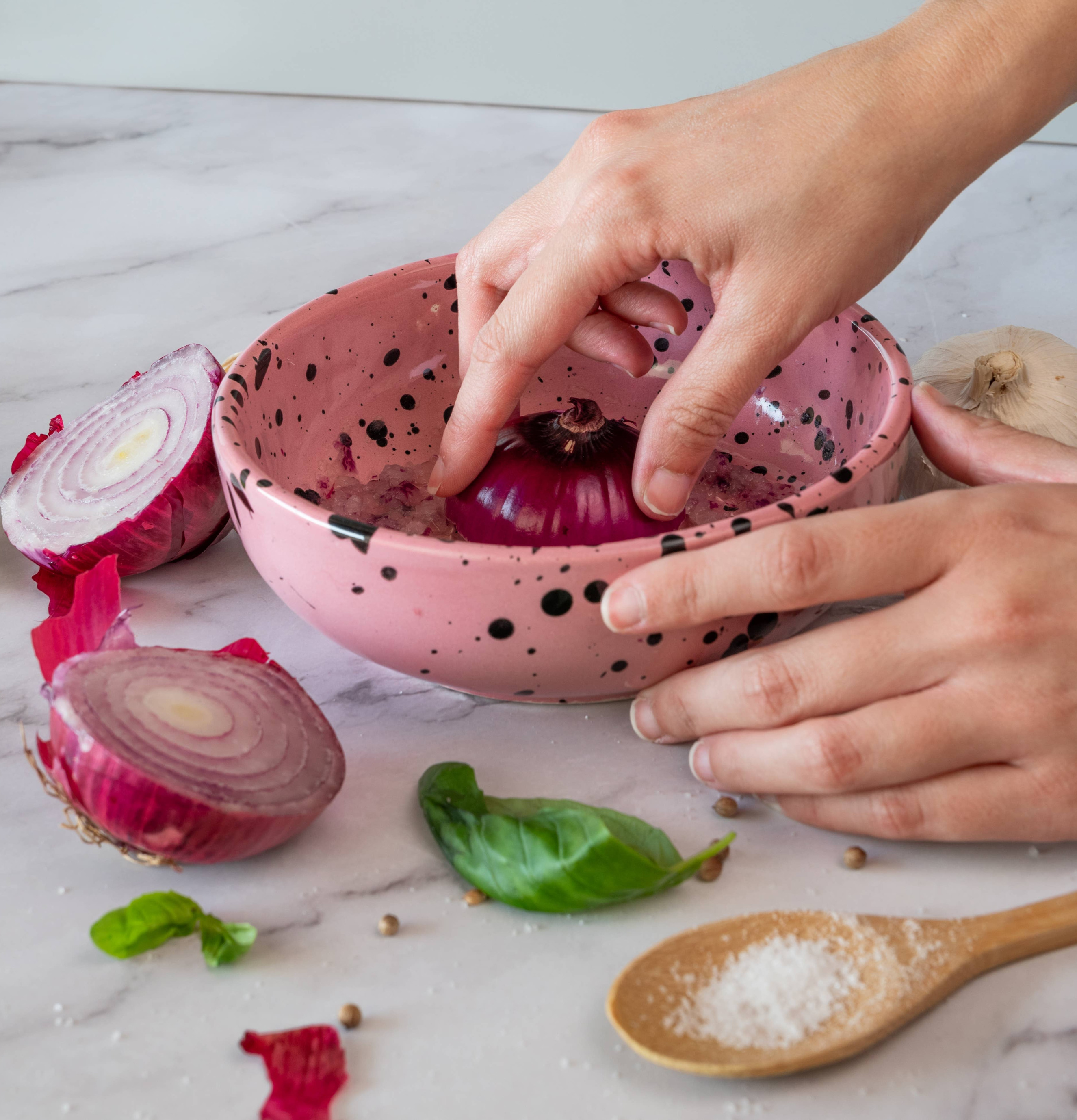 Bild på rosa keramisk rivplatta med lök och köksingredienser