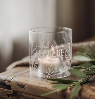 Bild av ljuslykta med naturmotiv – stämningsfull inredning