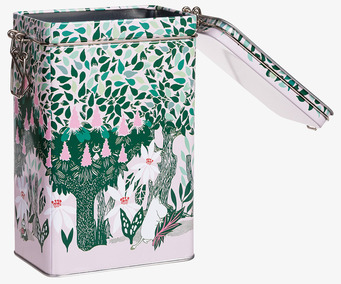 Bild av färgstark plåtburk med Muminmotiv i vårskogsmiljö