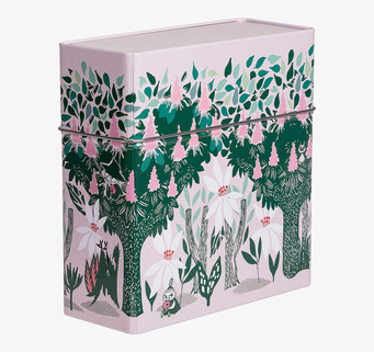 Bild på pastellfärgad plåtburk med sagoskog och figurer