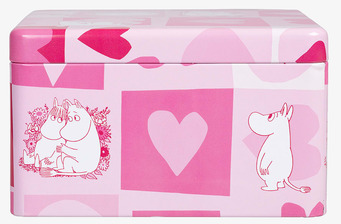 Bild på rosa plåtburk med hjärtan och Muminmotiv för förvaring