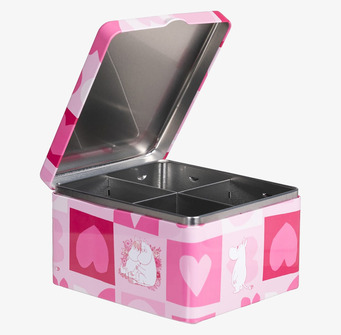 Bild på fyrkantig plåtburk med fack och färgglad Mumin-design