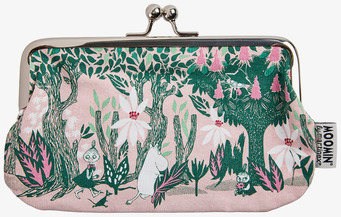 Bild på sagolik väska med Muminmotiv och våriga blommor