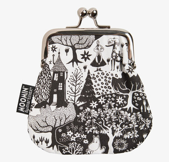 Bild på svartvit börs med muminmotiv och parklandskap