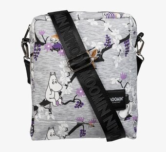 Bild på axelväska med Muminmotiv och lekfullt klätterträd