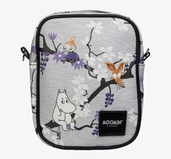 Bild på axelväska med Muminmotiv och blommande trädgrenar