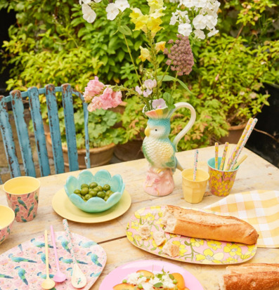 Bild av färgglad utomhusdukning med pastell och blommor