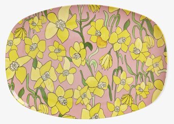 Bild på rektangulär tallrik med färgglatt botaniskt motiv