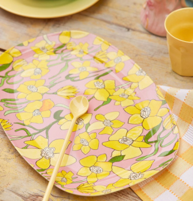 Bild av färgstark bordsdukning med påskliljemönstrad bricka