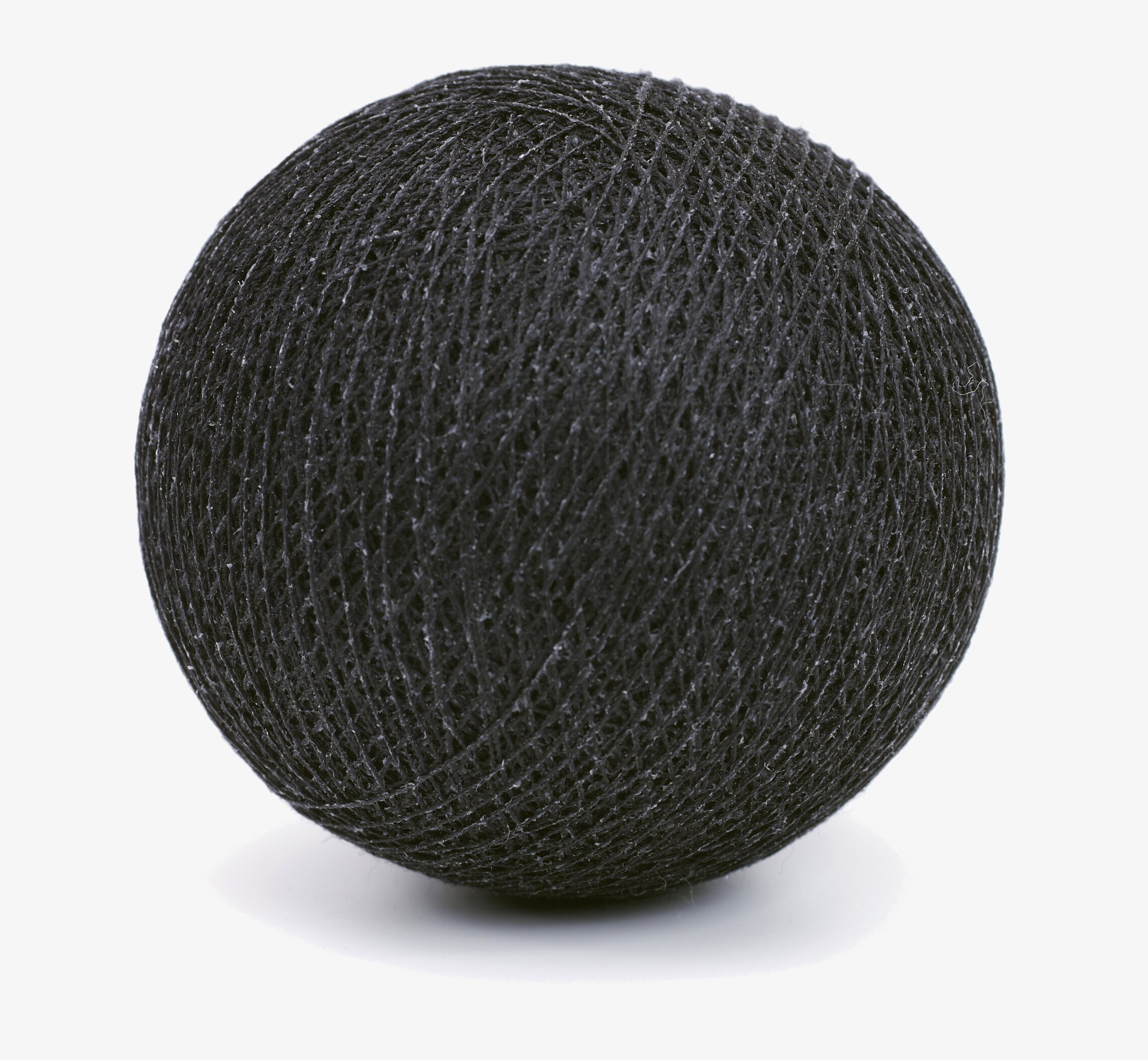 Bild av svart boll med texturerad yta och djup färg