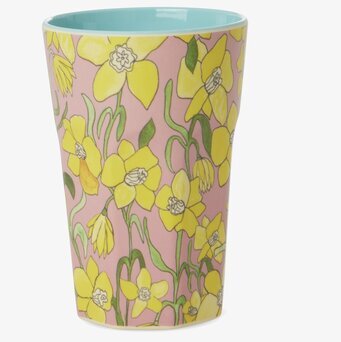 Bild av mugg med påskliljor och turkos insida i keramik