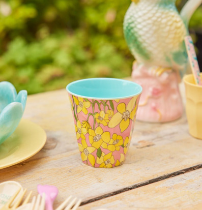 Bild av färgglad picknickdukning med blommiga muggar ute