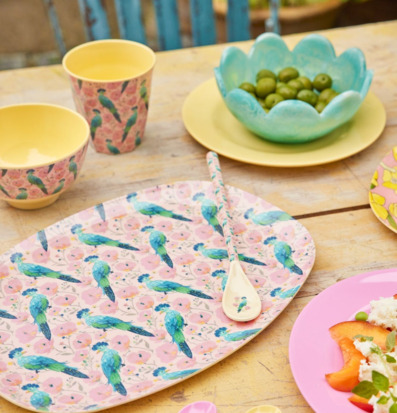 Bild av färgglad utomhusdukning med exotiskt fågelmotiv