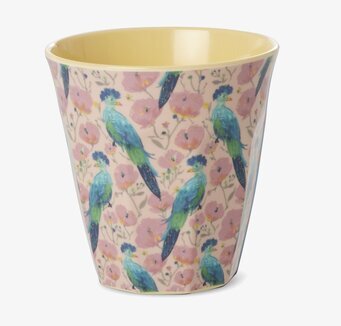 Bild på färgglad mugg med exotiska fåglar och blommor