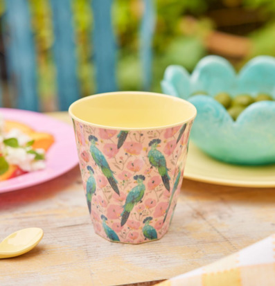 Bild av färgstark utomhusdukning med mönstrad mugg och skål