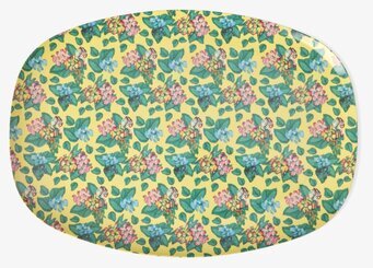Bild på rektangulär tallrik med gult blommönster och fjärilar