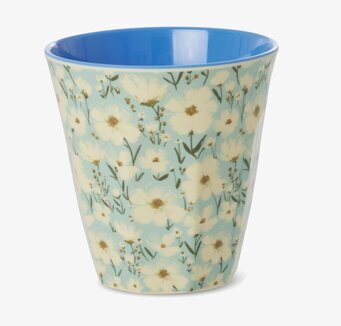 Bild på melaminmugg med blått blomstertryck och blank yta