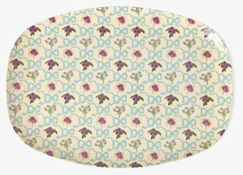 Bild av oval tallrik med blommor och rosetter i pastellfärger